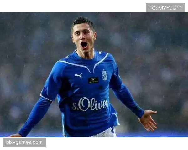 莱万多夫斯基与同期前锋关键比赛表现对比：谁更具决定性